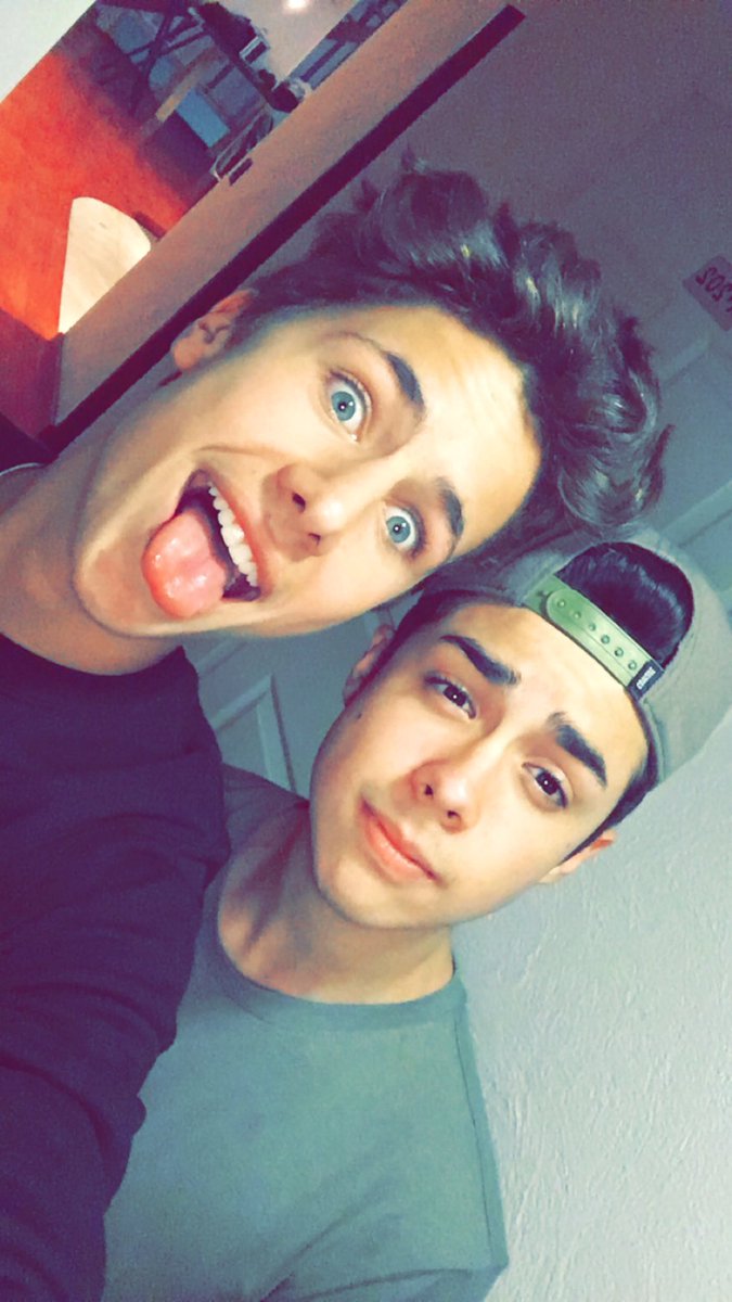 JuanpaZurita's tweet photo. De regreso con mi hermanillo @mariobautista_ ⚔ https://t.co/L8WqXlma2p