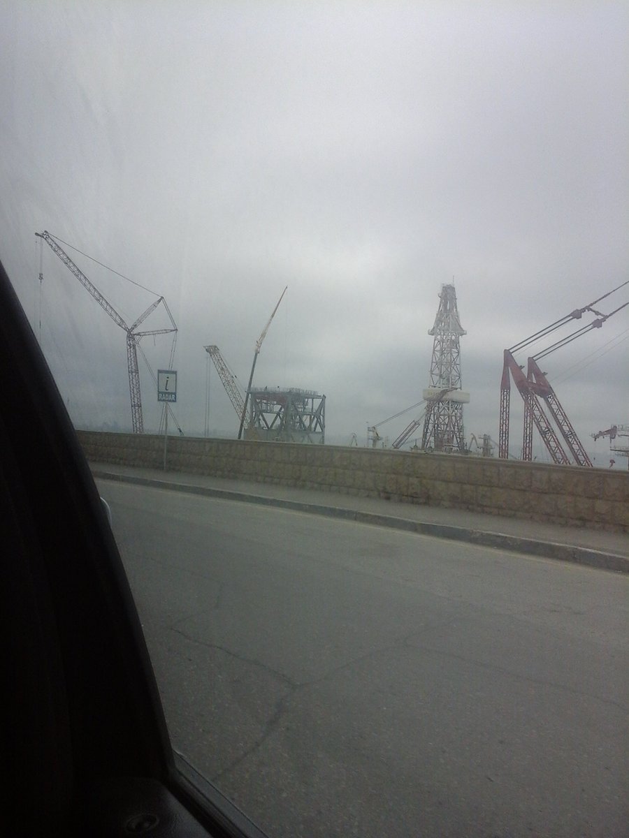 SRKFira's tweet image. Long way and listening #Daayre #DilwaleSong @iamsrk Caspian see #Baku