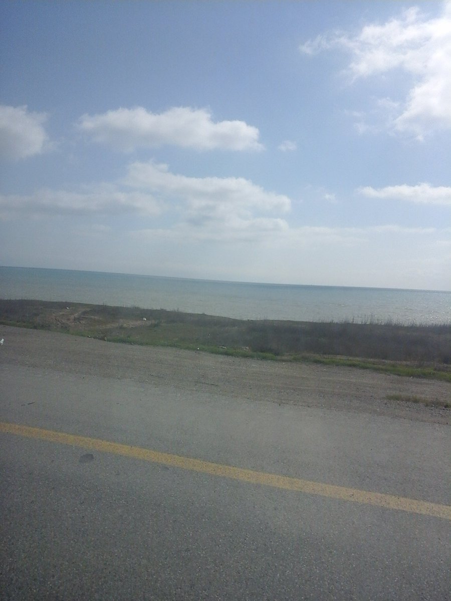 SRKFira's tweet image. Long way and listening #Daayre #DilwaleSong @iamsrk Caspian see #Baku