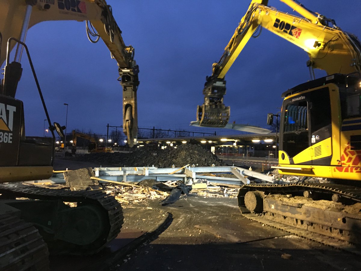 Vannacht de kap van station Assen eraf gehaald. <a href="/Gemeente_Assen/">Gemeente Assen</a> nu locatie gereed maken voor mobiel breekwerk.