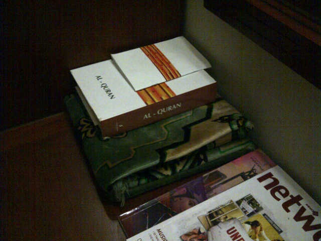 id_berbagi's tweet photo. Selalu ada Al Qur'an, sajadah dan buku doa di Hotel Syariah Sofyan @tweetsalingsapa @mukhlisyusuf https://t.co/BVN9zNxzH0