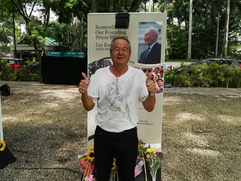 straits_times's tweet photo. Across Singapore, young and old turn out to remember #LeeKuanYew https://t.co/ZWubd8IrYA https://t.co/ARn5W87Sfe