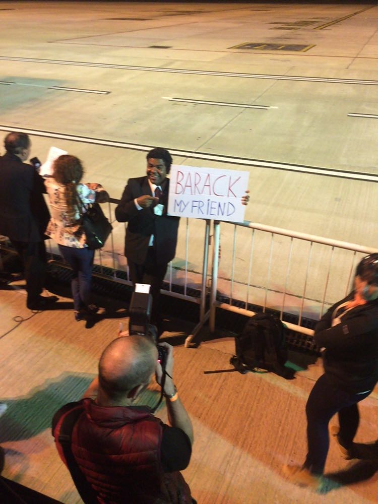 LAPaubus's tweet photo. Omar Obaca, el Obama argentino, espera a su "friend" en aeropuerto https://t.co/r9VPcN8hJo lo vio @CelesteOJ https://t.co/YiSVV3PICM