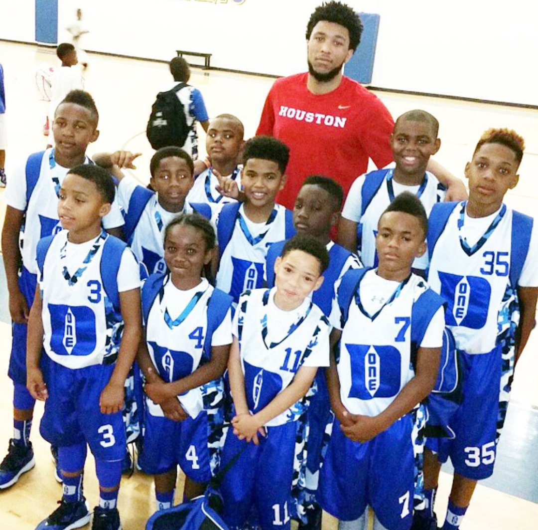 D1Epelite11U's tweet photo. Last year in #HTOWN W/ our big Brother @freebuckets_23 #goccogs thanks again for ur support #Nolaballer #CANDOKIDS https://t.co/f3lfrpyozB