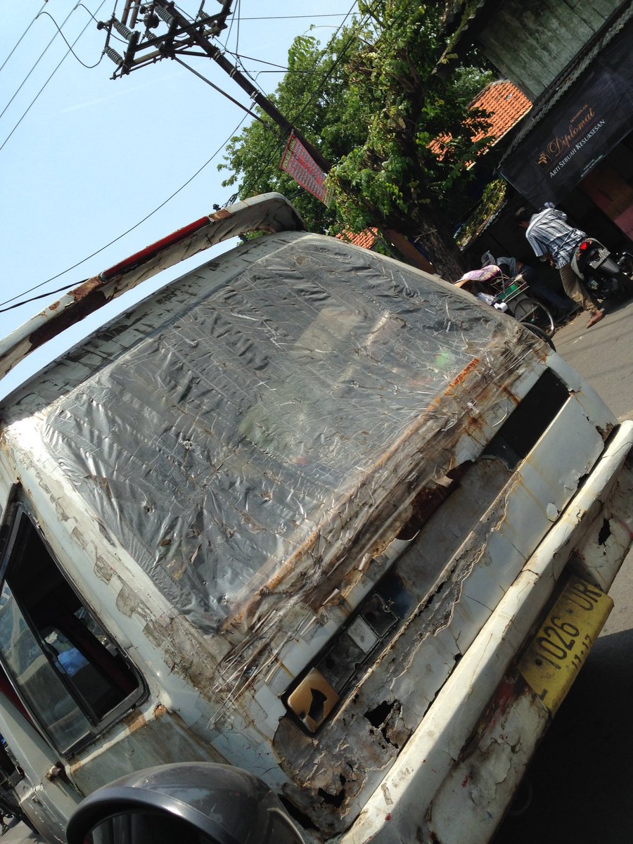 muhammad_bajrey's tweet photo. @e100ss masih layak jalan kah angkot seperti ini?? tidak di lengkapi lampu rem &amp; sein https://t.co/KUXHYiF00j