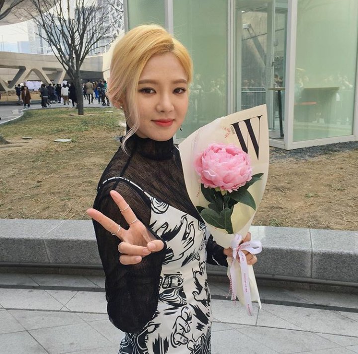 [PIC][23-03-2016]HyoYeon tham dự Show diễn của thương hiệu "KYE" trong khuôn khổ "HERA SEOUL FASHION WEEK S/S 2016'" vào trưa nay  CeNO9k6UMAA0Y0I