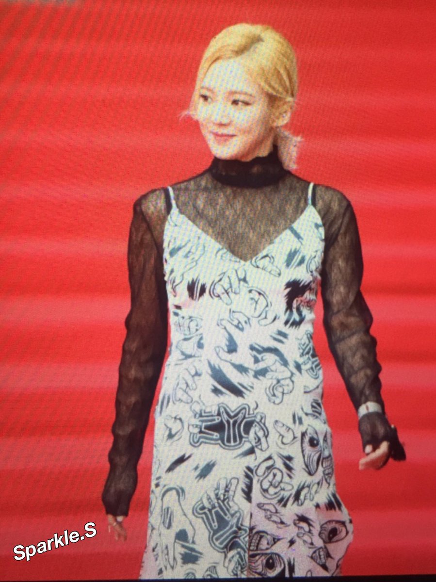 [PIC][23-03-2016]HyoYeon tham dự Show diễn của thương hiệu "KYE" trong khuôn khổ "HERA SEOUL FASHION WEEK S/S 2016'" vào trưa nay  CeNP5sDUIAEt8SK
