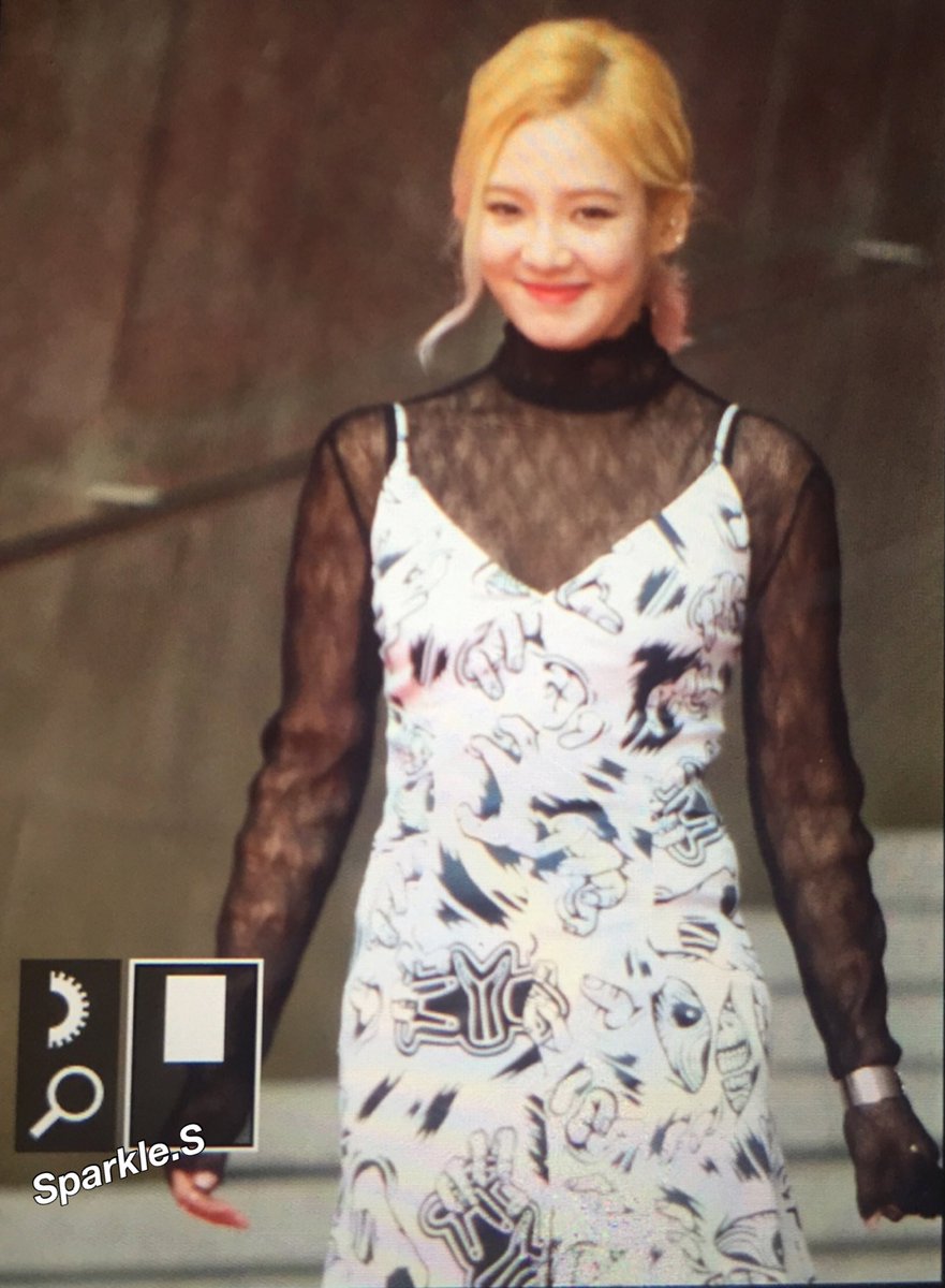 [PIC][23-03-2016]HyoYeon tham dự Show diễn của thương hiệu "KYE" trong khuôn khổ "HERA SEOUL FASHION WEEK S/S 2016'" vào trưa nay  CeNP5sFUYAE74Sj