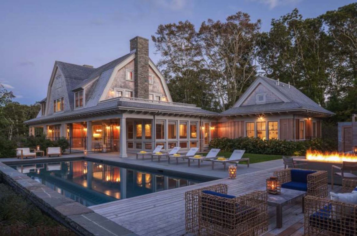 OneKindesign's tweet photo. Gorgeous shingle-style home nestled hillside over a scenic harbor
https://t.co/4HkAxfcnL6 https://t.co/8vnmuS23kC