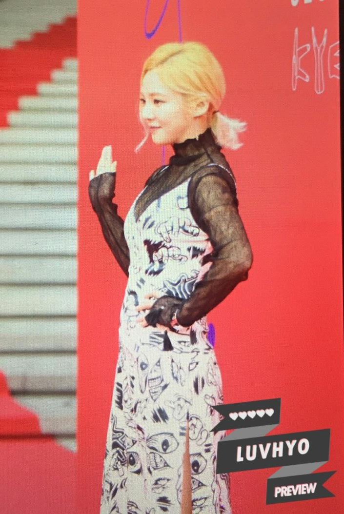 [PIC][23-03-2016]HyoYeon tham dự Show diễn của thương hiệu "KYE" trong khuôn khổ "HERA SEOUL FASHION WEEK S/S 2016'" vào trưa nay  CeNSPW8UMAAGwiL