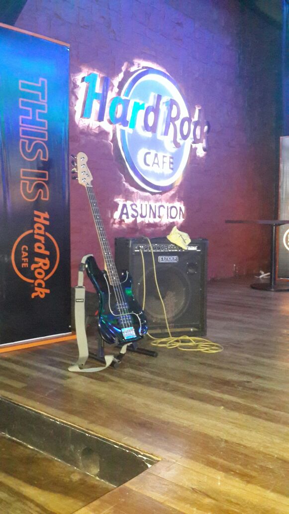 alfresigma's tweet photo. ♡ #ThisIsHardRock #fender #HRCAsuncion #RedHotChilliePeppers https://t.co/qYrUxZhrLW
