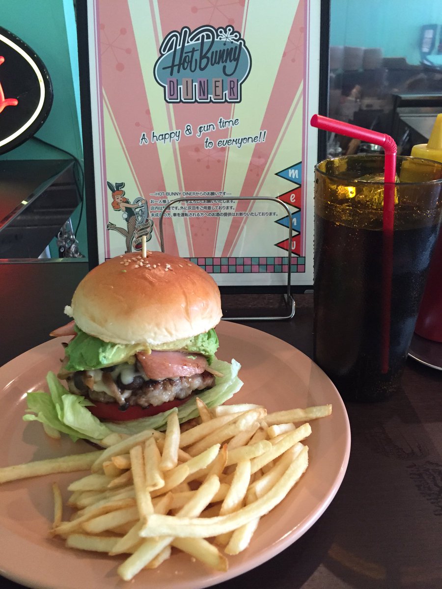 hatbus's tweet image. マッシュルームベーコンバーガーにアボカドトッピング(^^)