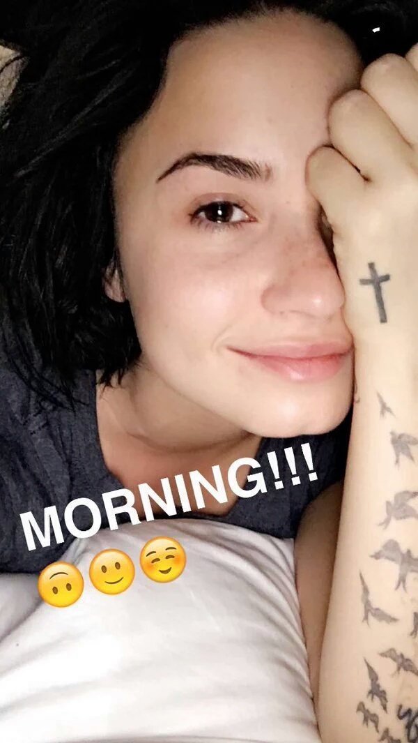 treasurpink's tweet photo. Demi foi brincar de ser linda e não parou mais DEMI WE LOVE YOU https://t.co/BS4LisR1nW