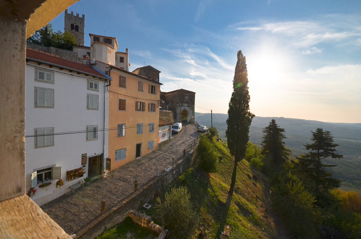 Miro_Tartufi's tweet photo. Tnx @ashleycolburn for this article:https://t.co/N9kexjJJ6J. Life in #Motovun is amazing! #ShareIstra #TravelTuesday https://t.co/7eSogxdEM2