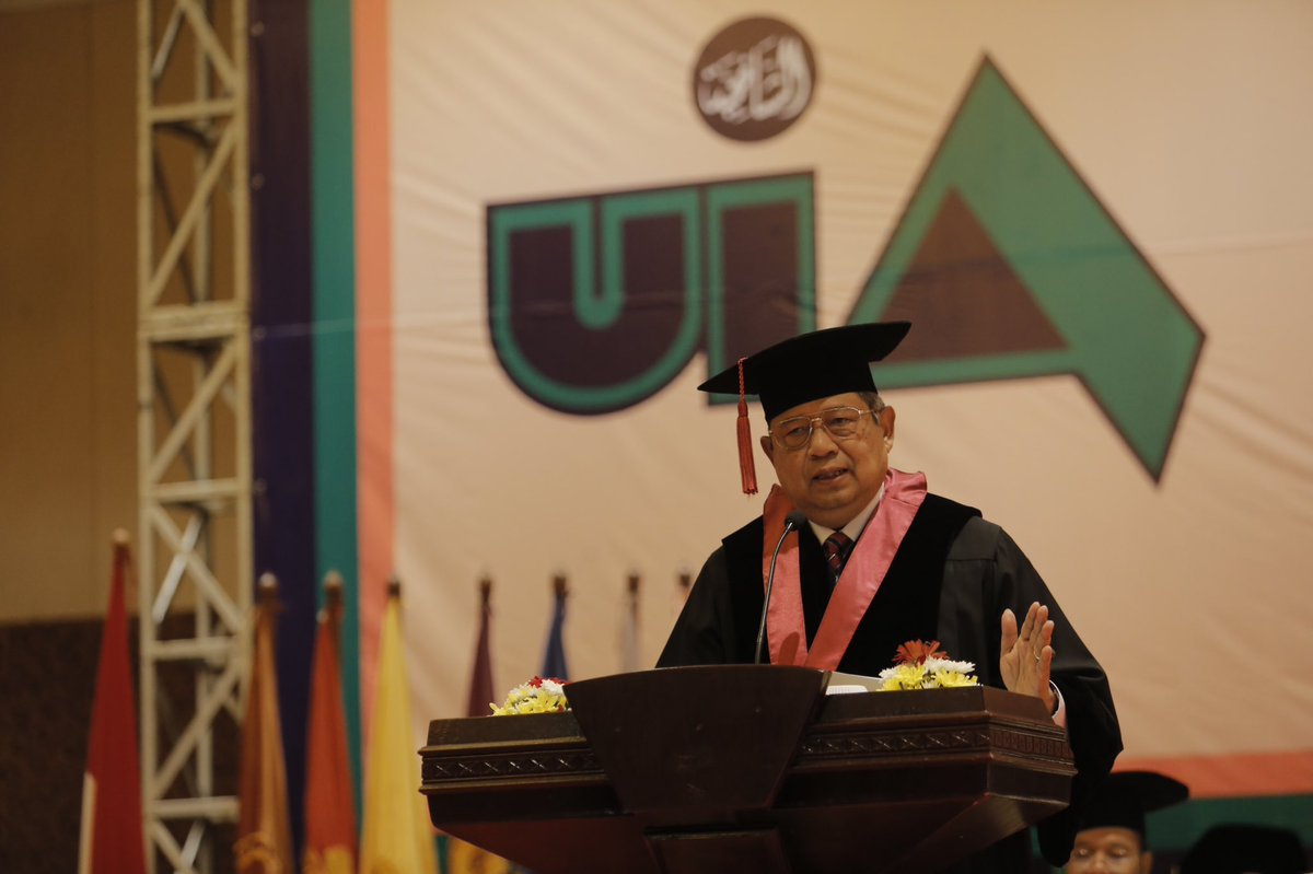 SBYudhoyono's tweet photo. Beri orasi ilmiah pada acara wisuda pascasarjana, sarjana, &amp; diploma Universitas Islam As- Syafi'iyah. https://t.co/Qkki8SqxDJ