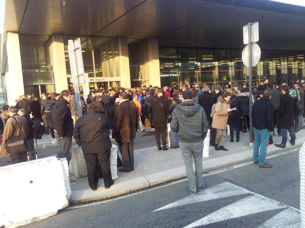 RT_com's tweet photo. BREAKING: Toulouse airport evacuated due to security reasons - reports (pic by @FrRobardet) https://t.co/sKsTXoqcEw https://t.co/1TnFyVfHEo