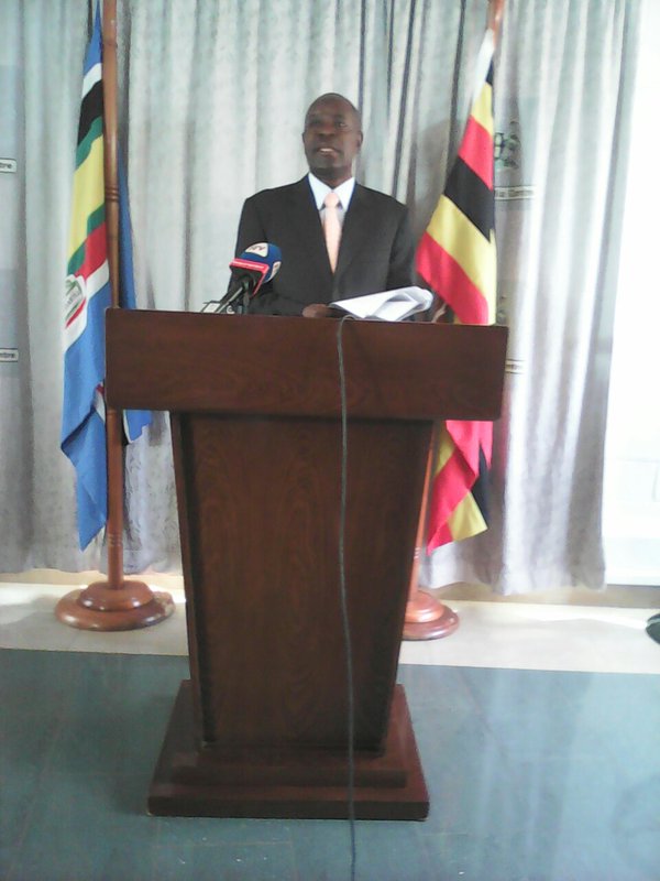 RedPepperUG's tweet photo. Police will continue to hold Besigye — #Ofwono Opondo https://t.co/tS8pMQRBya https://t.co/I5A676gB9u