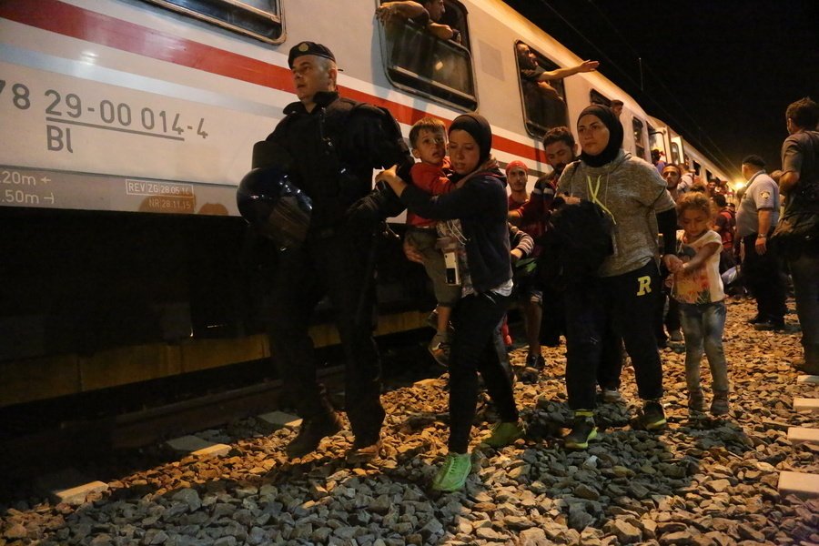 UNmigration's tweet photo. We call the int'l communty to address that #migrants must benefit protection under intl law https://t.co/x62UOreoaj https://t.co/VH2MKznNTF