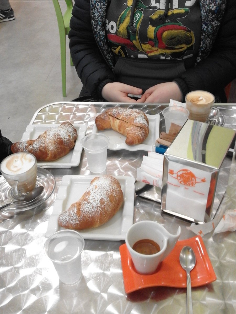 _horanhug's tweet photo. Colazione time🎀 @Gilda_1DOneLove https://t.co/agNyPjeZkL