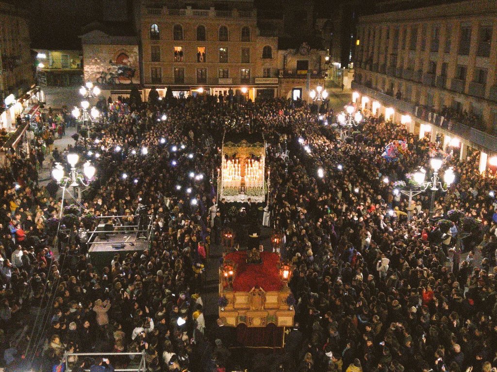 wikiCR's tweet photo. La Plaza Mayor LLENA para ver EL ENCUENTRO Foto: @DavidCentellas https://t.co/9NLgyGPpTd