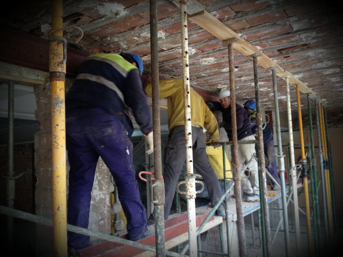 Hay trabajos que requieren colaboración de todos! 
Foto: colocación de vigas de refuerzo.