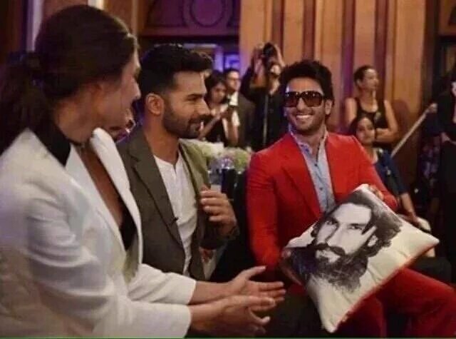 ATHIYAOFFICIAL's tweet photo. At #HTMostStylishAwards gorgeous @theathiyashetty with @Varun_dvn &amp; @RanveerOfficial ! They look adorable. https://t.co/Cdc8uqwptt