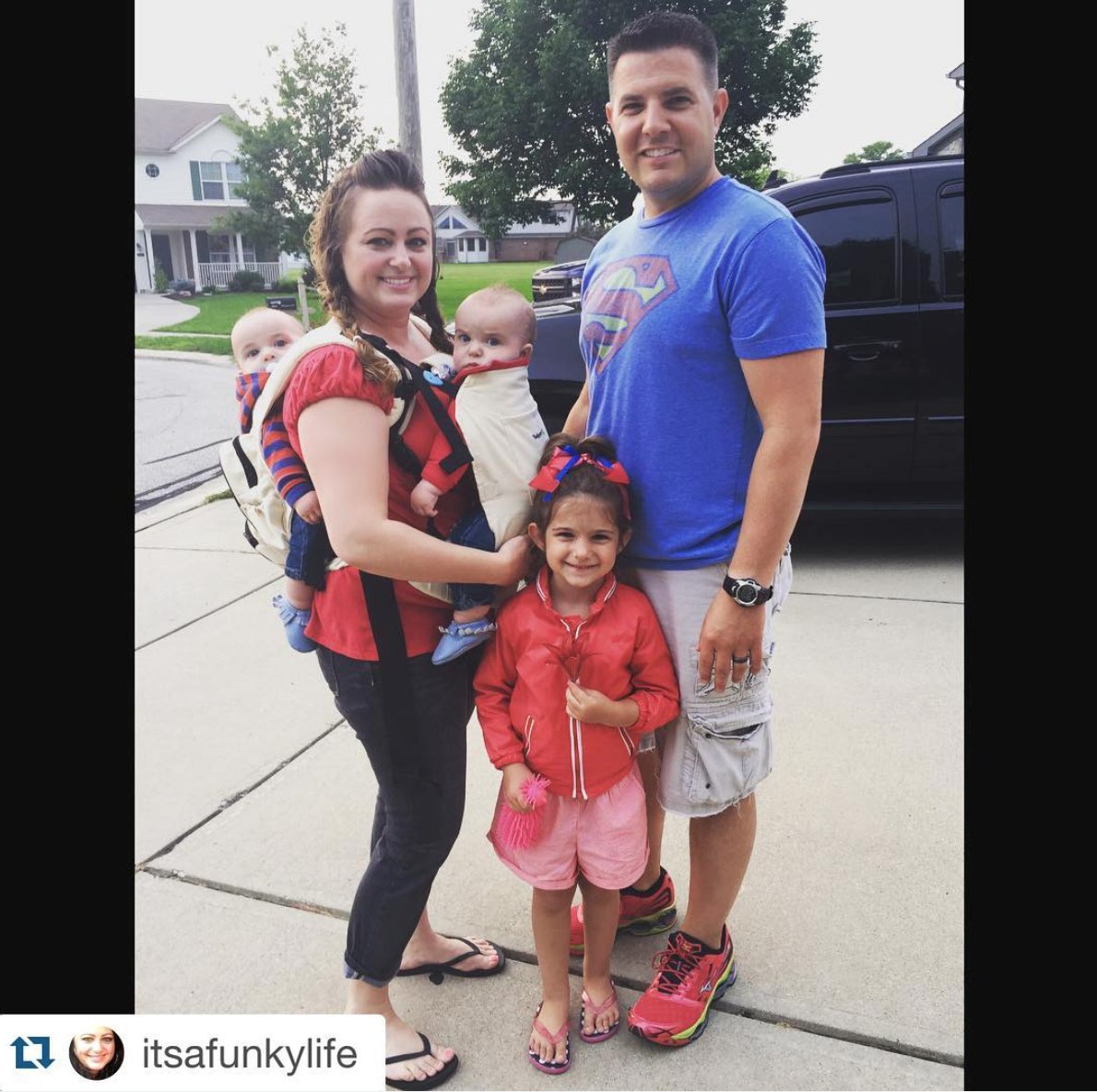 Stuff4Multiples's tweet photo. This family is out and about with their #twins thanks to the #Twingaroo! #WearingTwins #BestTwinCarrier https://t.co/xSSvzMlPSD