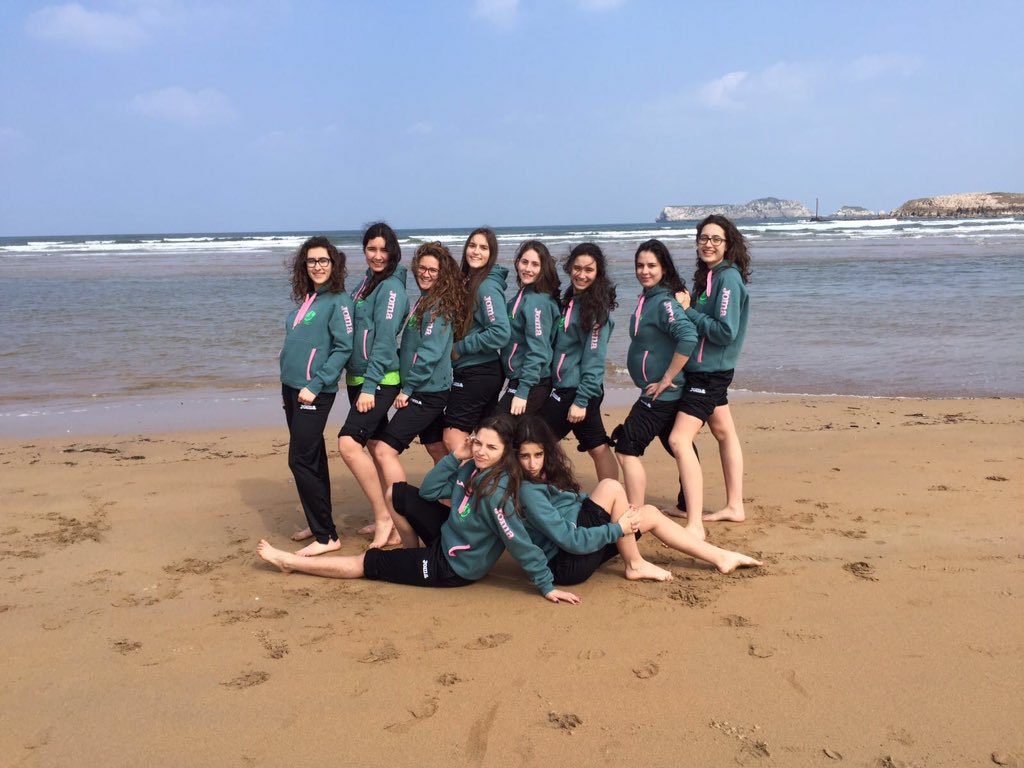 Si esta foto llega a 200 rt ,nuestras chicas juveniles prometen bañarse en el agua helada del Cantábrico.