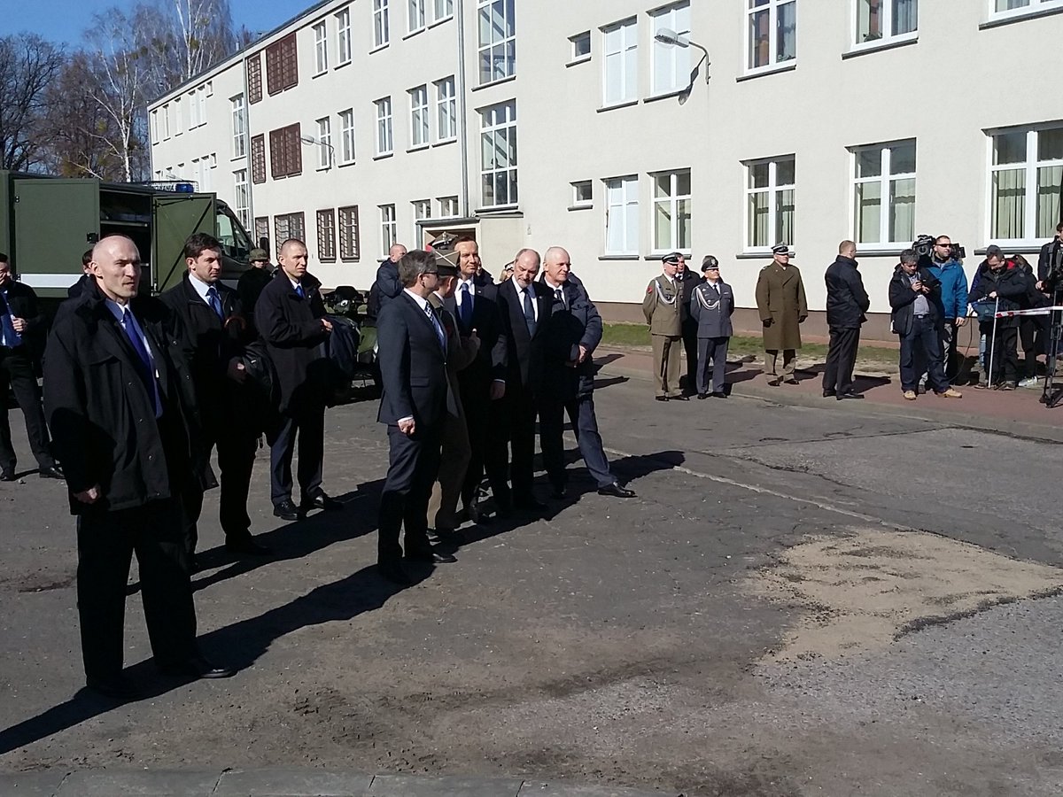 MON_GOV_PL's tweet photo. .@prezydentpl @AndrzejDuda i min.@Macierewicz_A oglądają pokaz wyszkolenia żołnierzy #2MPS. https://t.co/6GyPFuVoxo
