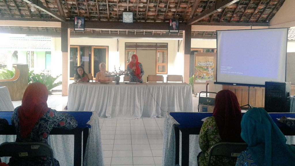KecTunjungan's tweet photo. Ketua TP PKK Kec. Tunjungan sedang memberi pembinaan &amp; pengarahan pada acara pertemuan rutin PKK Kec. Tunjungan https://t.co/cSMEIBKaYj