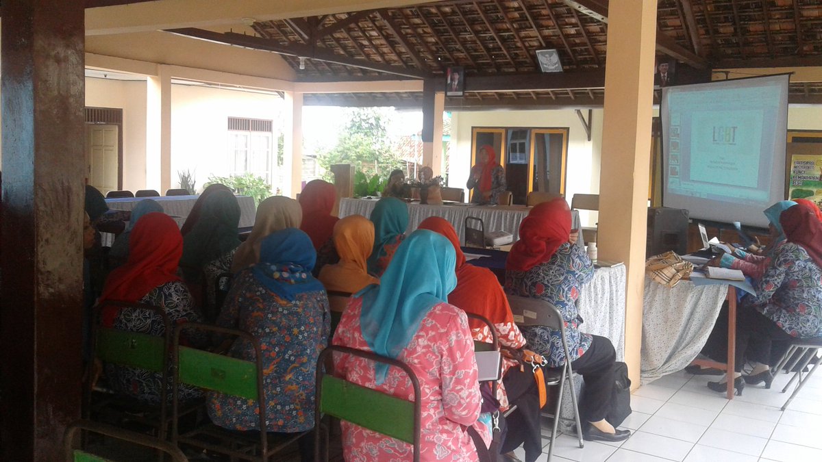 KecTunjungan's tweet photo. Ketua TP PKK Kec. Tunjungan sedang memberi pembinaan &amp; pengarahan pada acara pertemuan rutin PKK Kec. Tunjungan https://t.co/cSMEIBKaYj