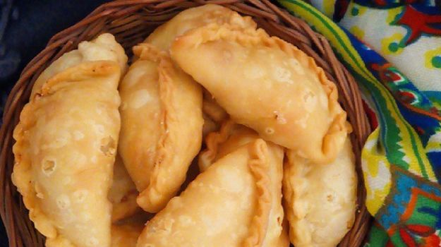 NDTVFood's tweet photo. Happy Holi! What makes gujiya an Indian festive favourite? https://t.co/W7qqZN1qi1 https://t.co/VmpFkOreUM