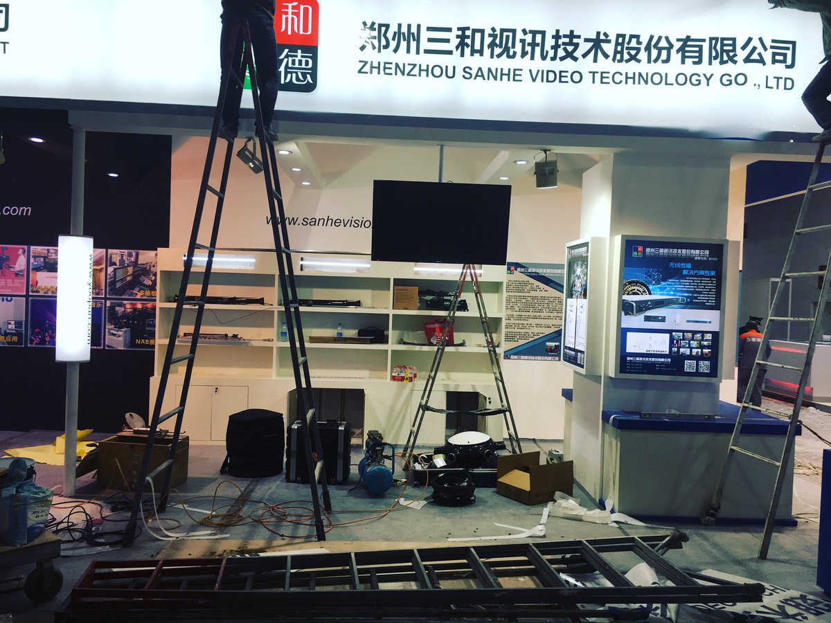 CraftSu's tweet photo. Building the stand #SanheVision #CCBN2016 https://t.co/IGRXFfhL1a