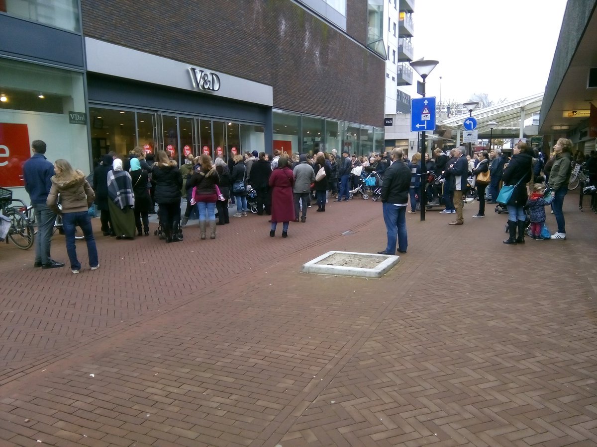 PatrickEijck's tweet photo. Grote groepen voor V&amp;D Vlaardingen. Waar wachten ze op? https://t.co/O1bxIlHTyd