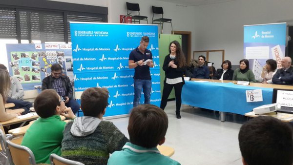 GVASalutManises's tweet photo. Los atletas Javier Català y Marta Romeu compartiendo consejos con los escolares de #Aldaia #cole+saludable https://t.co/oOQJIIqiJg