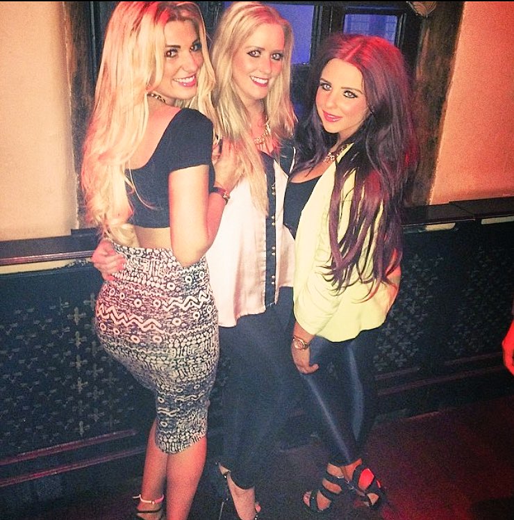 daisy_higgs's tweet photo. Can't wait for this weekend with my girls @RawlingsShellie @LouLouG_87 #3hoesaintloyal 😂👯 https://t.co/vsRwtYr8OK