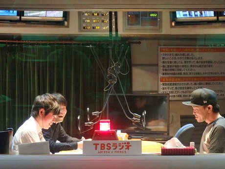 top954's tweet photo. 最後の生放送始まりました！冒頭から大事なところを噛んでしまう、くまくまこと熊崎風斗アナウンサーと高橋芳朗さんの水曜コンビに最後までお付き合いください！ https://t.co/SAUMmi0m6q #top954 #radiko https://t.co/NFrxijnqZ0