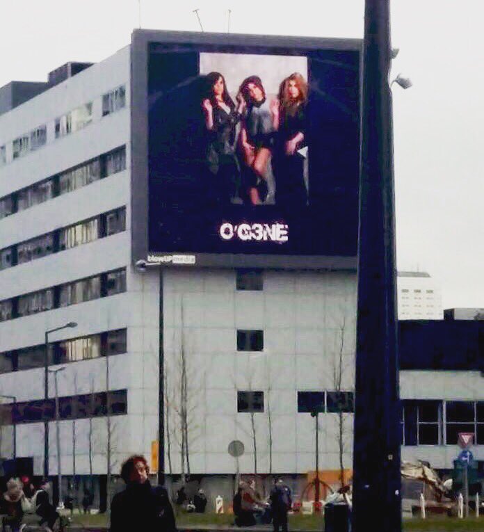 OG3NE's tweet photo. Awesome ! Gespot in Rotterdam  #huge https://t.co/vEbIyuMeDF