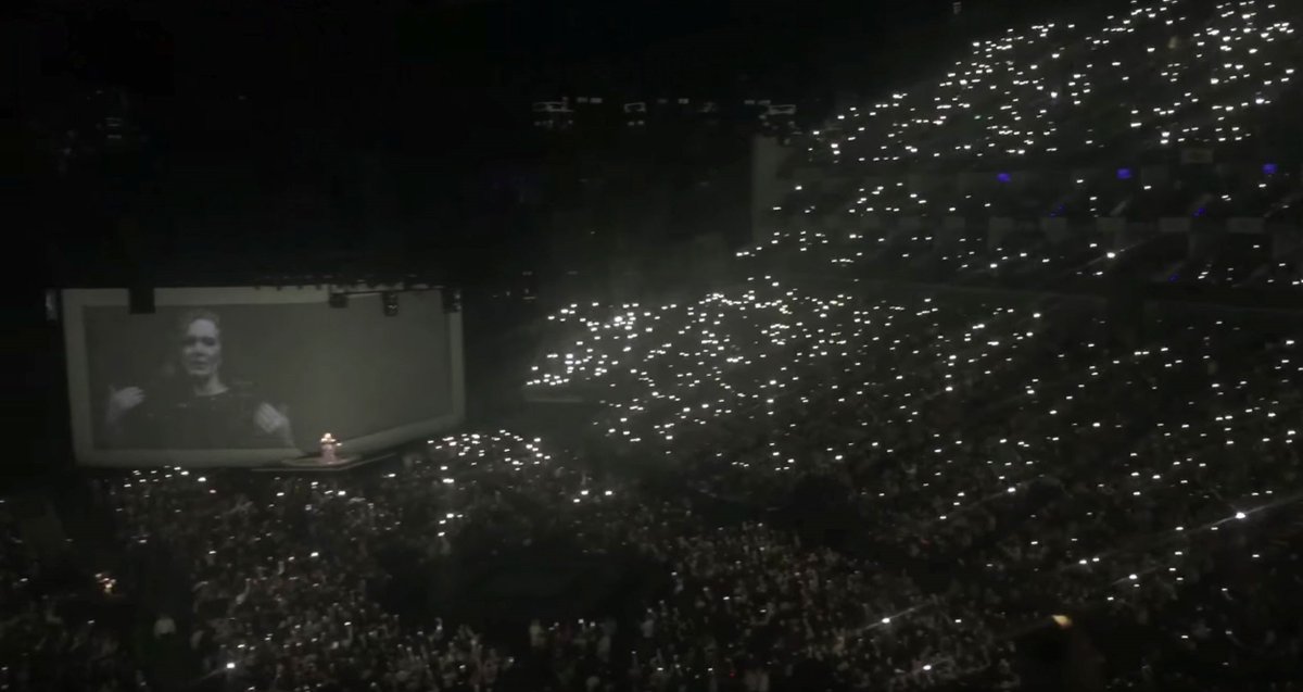 destandaard's tweet photo. Adele eert slachtoffers aanslagen tijdens concert https://t.co/OyclcFppEg #destandaard https://t.co/YxeANPWUbj
