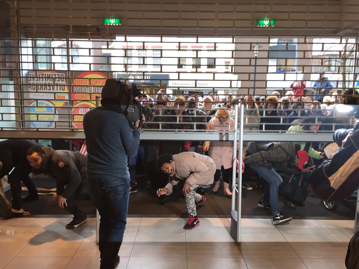 BartReijnen's tweet photo. V&amp;d is open. Klanten rennen als gekken naar binnen https://t.co/wPP3wgZJjY