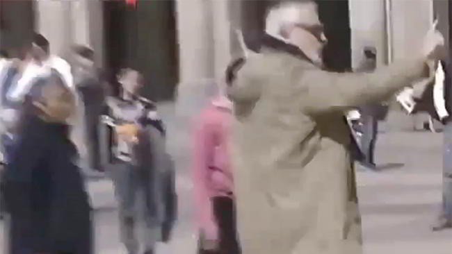 EP_Mundo's tweet photo. ¡Valiente! Este hombre defendió a las mendigas contra los hinchas del PSV (Video) https://t.co/k0CZReK0H7 https://t.co/Fe96CtRTwl