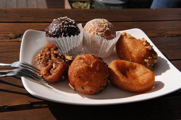 다양한 여행의 목적 중 먹는 즐거움을 빼놓으면 섭섭하죠. 간편히 즐길 수 있으면서도 맛도 좋은 경북의 대표 음식을 소개합니다! #옛날찹쌀떡 #황남빵 #정도너츠 #경북맛집