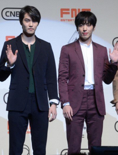 theseoulstory's tweet photo. CNBLUE Yonghwa &amp; Jonghyun confirmed appearance for KBS 'Superman Returns', 'uncle special' https://t.co/7rSz7ieSZw https://t.co/niWmE7i6DL