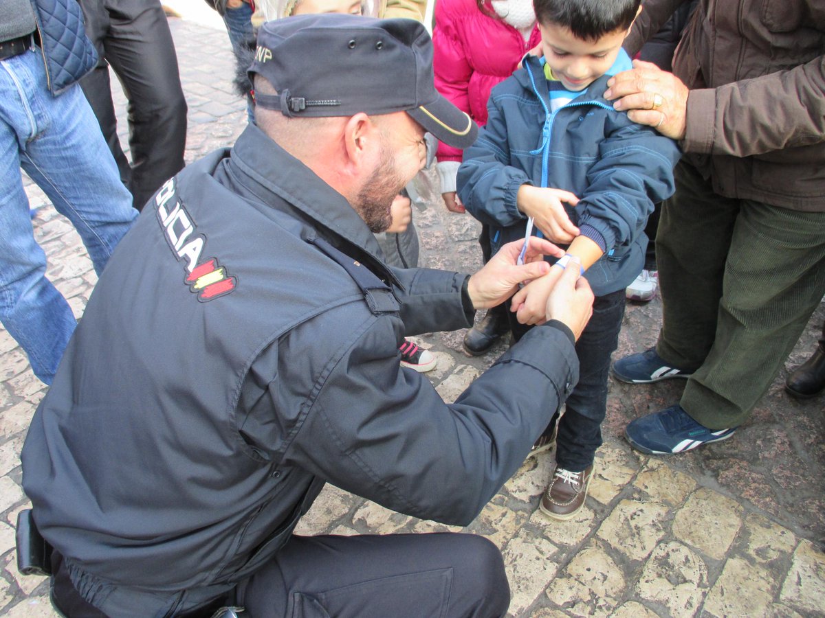 policia's tweet photo. Si estos días de #SemanaSanta vas con tus hijos a lugares muy concurridos ➡enséñales tu n°tfn o anótalo en su brazo https://t.co/ZEoabC5iG4