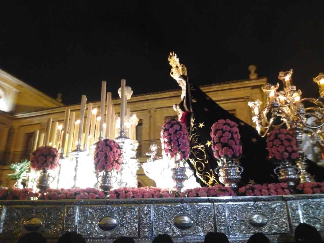 leoncofrade's tweet photo. La procesión Dolor de nuestra madre, finaliza su recorrido por las calles de #leonesp tras casi 4 horas de procesión https://t.co/37mjFOoIlj