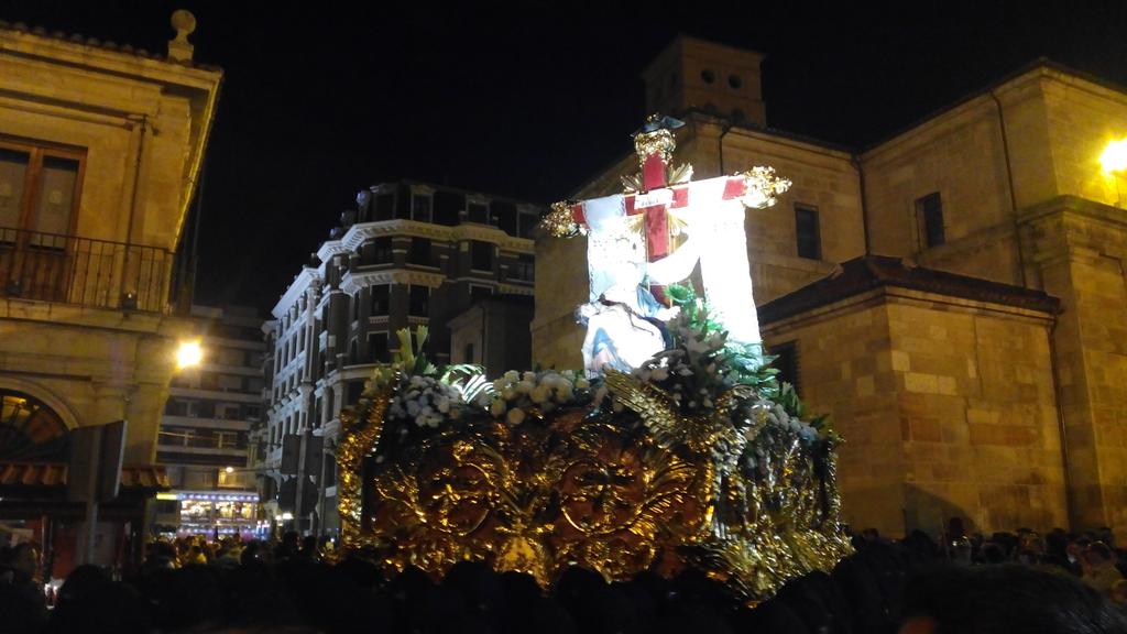 leoncofrade's tweet photo. La procesión Dolor de nuestra madre, finaliza su recorrido por las calles de #leonesp tras casi 4 horas de procesión https://t.co/37mjFOoIlj