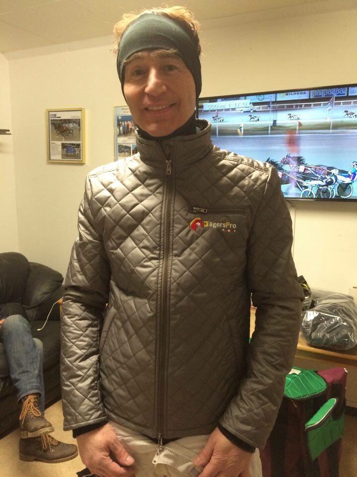 StephanieJWerde's tweet photo. Då har Johnny Takter fått sin JägersPro jacka från Equum #travkläder #travsport #elegant #johnnytakter #equum https://t.co/Zr79qy0Kha