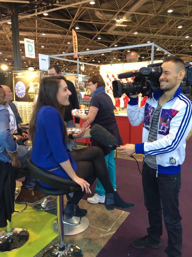 OLPLAY_Officiel's tweet photo. @Heloise_CCOL prend goût aux séances de dédicaces sur le stand @canalplus !! https://t.co/KXCvhwOOKQ