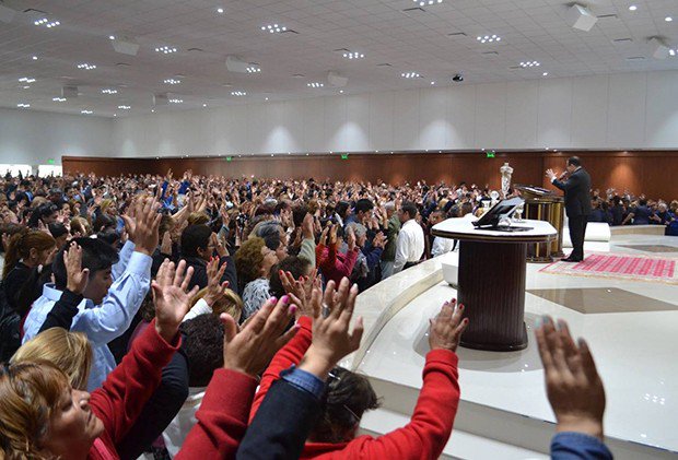 20melmensual's tweet photo. Tras cursos de autoayuda o seminarios new age existen sectas que explotan a sus fieles https://t.co/bku3Na5MoM https://t.co/jSwZQkgHCR