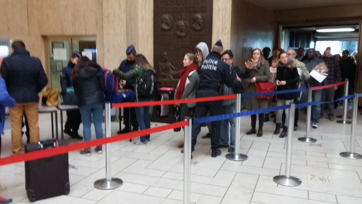 M_Adriaensen's tweet photo. Politie fouilleert opnieuw bij binnenkomen station #Brussels - Centraal. 1/2 https://t.co/uIG9i2hos5